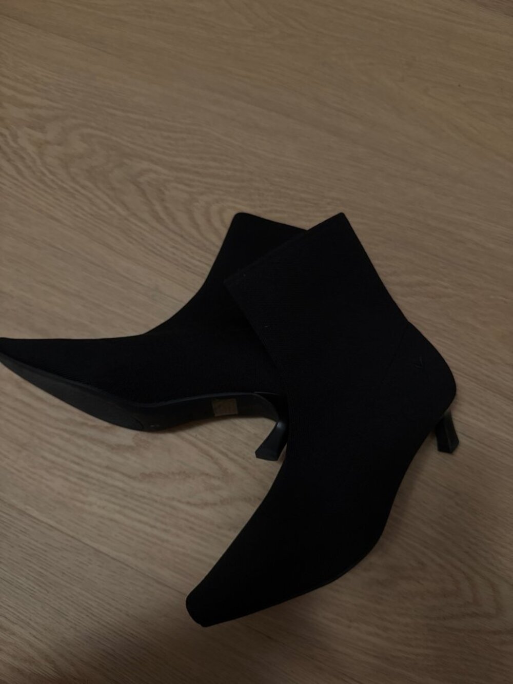 Vivaia black pointed toe ankle boots - size 8.5 / 39.5